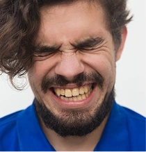 Um sorrindo com insegurança