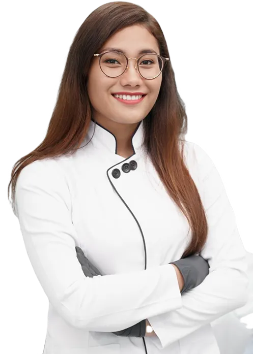 Dra. Alice Vieira de braços cruzados olhando