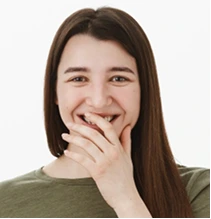 Mulher sorrindo com a mão na boca