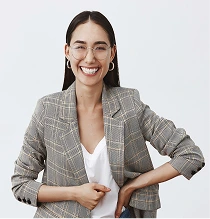 Mulher sorrindo com confiança