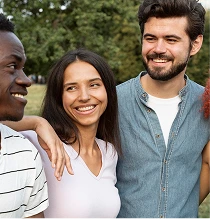 Pessoas sorrindo em público